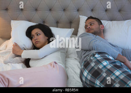 Angry couple évitant les uns les autres dans la chambre Banque D'Images