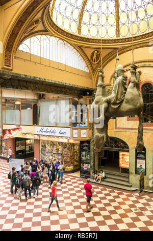 Statue du roi Wenceslas équitation un cheval mort Upside-Down par l'artiste David Cerny passage Lucerna Prague République Tchèque Europe Banque D'Images