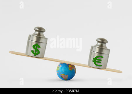 Symboles de l'euro et dollar sur balance - Concept de domination sur l'euro dollar sur les marchés mondiaux Banque D'Images