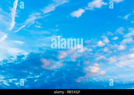 Modèle de bleu foncé, rose et les nuages blancs, ciel bleu sur les sentiers de l'avion Banque D'Images