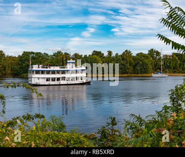 Une après-midi ensoleillée d'automne riverboat balade le long de la rivière Connecticut. Deep River, New York, USA. Le long de la ligne de train à vapeur Essex railroad. Banque D'Images