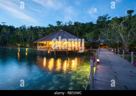 Resort Papouasie Explorer les plongeurs, Raja Ampat, Indonésie Banque D'Images