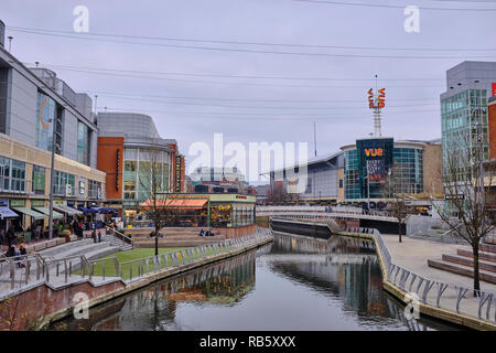 Vue extérieure du centre commercial Oracle à Reading avec boutiques, cafés, restaurants et un cinéma et d'autre de la rivière Kennett qui passe par Banque D'Images