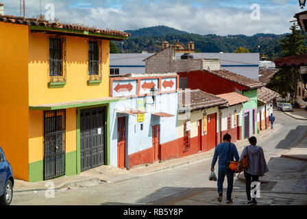 Maisons colorées de style clolonial dans la rue, San Cristobal de las Casas, Chiapas, Mexique Banque D'Images