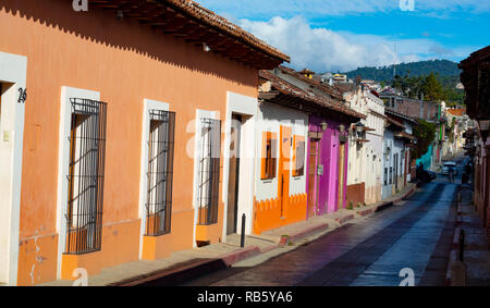 Maisons colorées de style colonial, dans la rue, San Cristobal de las Casas, Chiapas, Mexique Banque D'Images