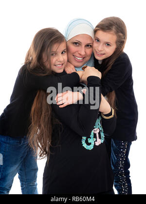 Belle femme musulmane heureuse mère et ses filles célébrant la Fête des mères isolées sur fond blanc Banque D'Images