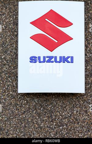 Skanderborg Danemark - septembre 6, 2015 : Suzuki logo sur un mur. Suzuki est une multinationale japonaise qui se spécialise dans la fabrication automobile Banque D'Images