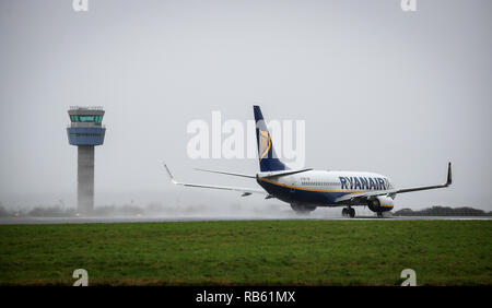 Un avion de Ryanair quitte l'aéroport John Lennon de Liverpool. Banque D'Images