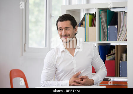 L'homme souffrant de douleurs abdominales. Banque D'Images