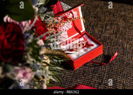 Les anneaux de mariage dans une boîte à bijoux rouge Banque D'Images
