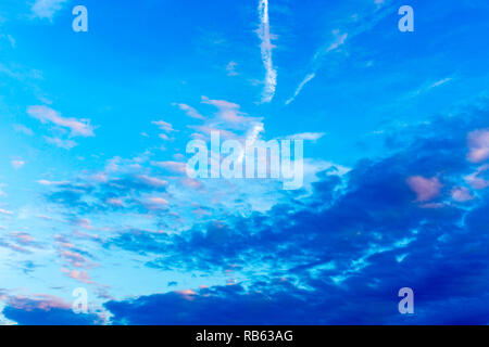 Modèle de bleu foncé, rose et les nuages blancs, ciel bleu sur les sentiers de l'avion Banque D'Images