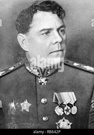 Aleksandr Mikhaïlovitch Vasilevsky (1895 - 1977) fut un officier de carrière dans l'Armée rouge qui a été promu au grade de maréchal de l'Union soviétique en 1943. Il était le chef d'état-major général des Forces armées soviétiques et sous-ministre de la Défense pendant la Seconde Guerre mondiale, ainsi que ministre de la défense de 1949 à 1953. Comme le chef d'état-major général, a été Vasilevsky responsable de la planification et de la coordination de presque toutes les offensives soviétiques décisif dans la seconde guerre mondiale, à partir de la contre-offensive de Stalingrad à l'assaut sur l'Est de la Prusse et Konigsberg. Banque D'Images