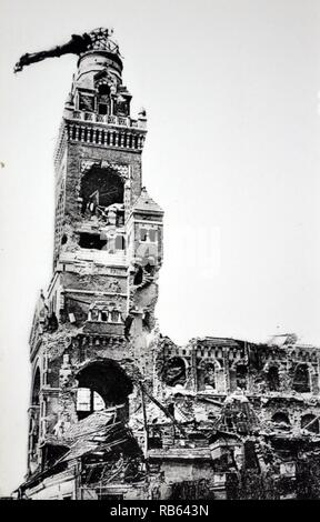 Première Guerre mondiale : 15 janvier 1915, un obus a frappé la Basilique de Notre-Dame de BrebiA^res à Albert, France. Son couronnement statue de Marie et l'enfant Jésus a été lancé en avant et vacillait sur le buildingaEos façade, mais il n'est pas tombé. Banque D'Images