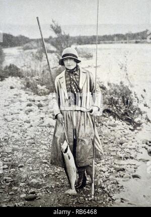 Photographie de la duchesse d'York (1900 - 2002) maintenant un saumon qu'elle avait pris alors que la pêche en Nouvelle-Zélande. Datée 1927 Banque D'Images