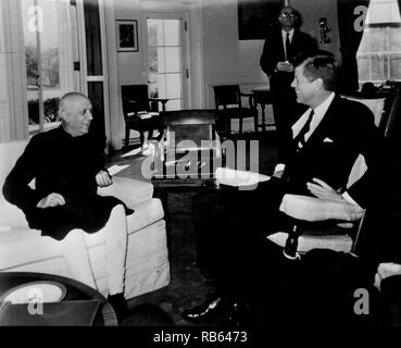 Le Premier Ministre indien Nehru s'entretenir avec le président John F Kennedy à la Maison Blanche à Washington le 7 novembre 1961 Banque D'Images