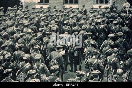 Les soldats britanniques à se préparer pour les transports de Londres vers les champs de bataille pendant la Première Guerre mondiale. Banque D'Images