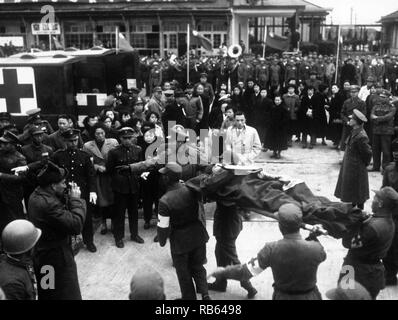 Guerre de Corée : chinois et nord-coréen prisonniers communistes libérés des composés de prisonniers de guerre en Corée après renonçant au communisme 1952 Banque D'Images