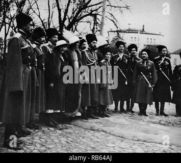 Les Romanov la visite d'un régiment durant la Première Guerre mondiale. De gauche à droite, la grande-duchesse Anastasia, la Grande-Duchesse Olga, le Tsar Nicolas II, Tsarevich Alexei, la grande-duchesse Tatiana, et de la grande-duchesse Maria, et les Cosaques du Kouban Banque D'Images