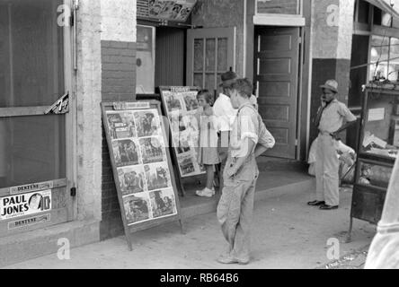 Les enfants à la recherche de posters en face de film, samedi, Steele, New York 1938 Banque D'Images