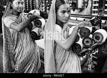 Photographie prise au cours de la guerre de l'autre l'Inde d'une jeune femme les travailleurs dans une usine de textile de Bombay en plein essor du 1943 Banque D'Images