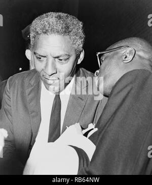 Photographie de Bayard Rustin (1912-1987) un leader américain dans les mouvements sociaux pour les droits civils, le socialisme, le pacifisme et la non-violence, les droits des homosexuels. Datée 1964 Banque D'Images