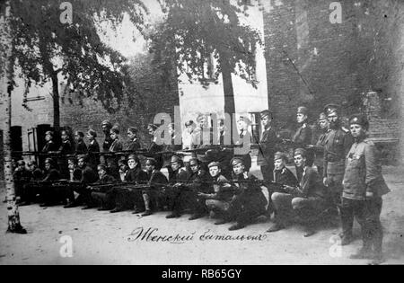 Cadets révolutionnaire russe femmes soldats qui gardaient le gouvernement provisoire en 1917 Banque D'Images