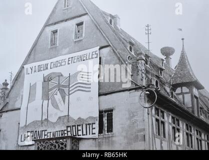 La seconde guerre mondiale : les signes marquant la libération d'une ville dans la région Alsace Lorraine 1944 Banque D'Images