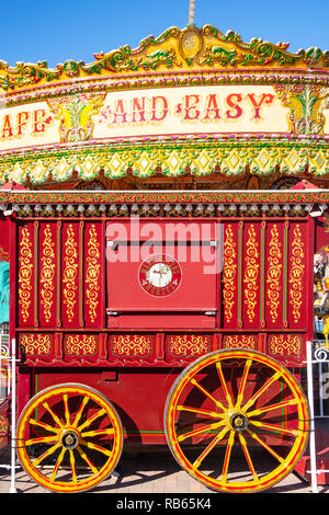 La billetterie de chariot et de l'enfant sur la promenade de carrousel, Bridlington, East Riding of Yorkshire, Angleterre, Royaume-Uni Banque D'Images