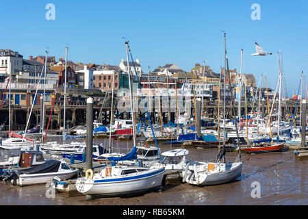 Bateaux dans le port de Bridlington, Bridlington, East Riding of Yorkshire, Angleterre, Royaume-Uni Banque D'Images