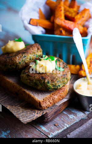 Burger au tofu avec patates douces.style.rustique, selective focus Banque D'Images