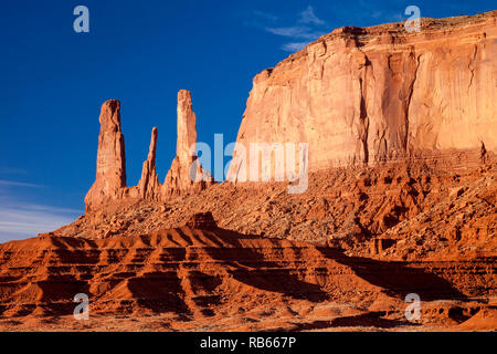 Tôt le matin, vue sur les trois Sœurs rock formation, Monument Valley, Navajo Tribal Park, Arizona USA Banque D'Images