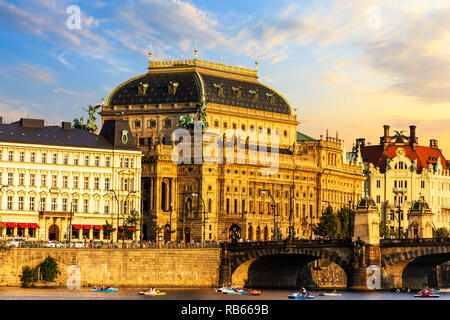 Théâtre National de Prague, République tchèque, coucher du soleil Banque D'Images