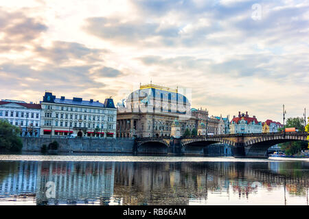 Théâtre National et le pont de la légion sur la rivière Vltava, Prague Banque D'Images