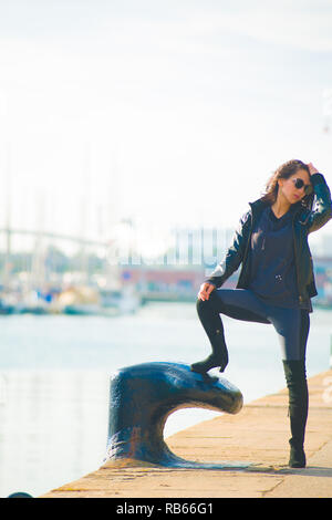 Portrait modèle féminin pose pour photos à la destination de touristes à Barcelone, en Espagne. Barcelone est connu comme une ville artistique situé dans l'Est du pays. Banque D'Images