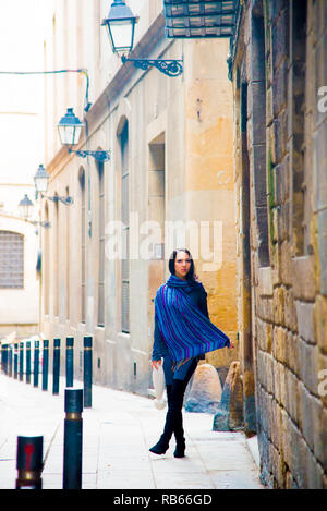 Portrait modèle féminin pose pour photos à la destination de touristes à Barcelone, en Espagne. Barcelone est connu comme une ville artistique situé dans l'Est du pays. Banque D'Images
