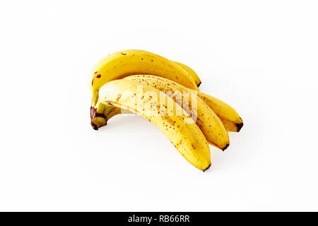 Une bande de cinq bananes trop mûres légèrement isolé sur fond blanc Banque D'Images