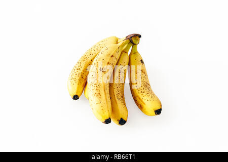 Une bande de cinq bananes trop mûres légèrement isolé sur fond blanc Banque D'Images