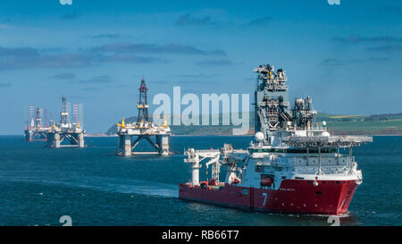 Plateformes de forage offshore ancré dans Cromarty Firth près d'Invergordon, Ecosse, Royaume-Uni, Europe. Banque D'Images