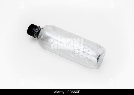Un générique vide bouteille d'eau en plastique à usage unique sur un fond blanc, aucune étiquette Banque D'Images