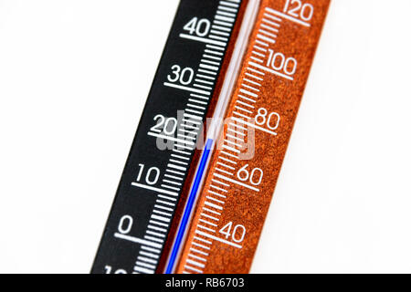 Close-up d'une chambre en bois standard thermomètre, marqué en degrés Celsius et Fahrenheit, indiquant une température de 22ºC/70ºF Banque D'Images