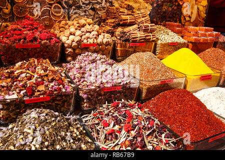 Variété d'épices et de thé sur le marché. Istanbul, Turquie - le 28 septembre 2018. Banque D'Images