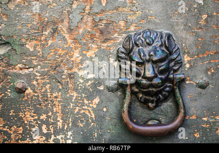 Image vintage de l'antique heurtoir sur une porte en bois (en forme de tête de lion) Banque D'Images