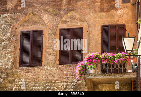 Fenêtres avec volets traditionnel italien dans l'une des maisons de Sienne, Italie Banque D'Images