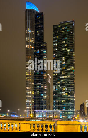 CHICAGO, IL - 30 novembre 2018 - deux gratte-ciel à Chicago sur une nuit d'hiver avec un ciel brumeux en arrière-plan Banque D'Images