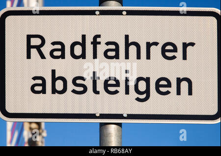 German road sign pour les cyclistes à descendre de leur vélo Banque D'Images