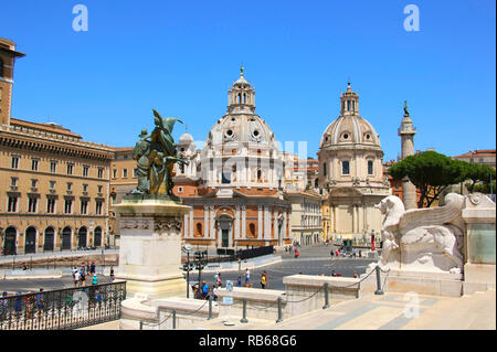 Églises de Santa Maria di Loreto et Santissimo Nome di Maria (Très Saint Nom de Marie) en place de Venise, Rome, Italie Banque D'Images