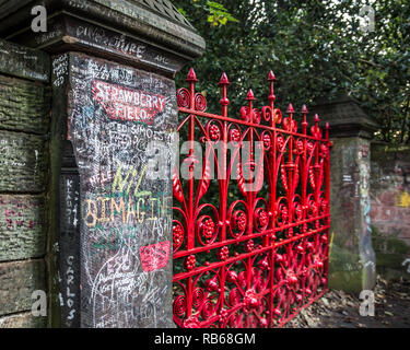 Portes de l'historique Strawberry Field rendu célèbre par les Beatles à Liverpool Banque D'Images