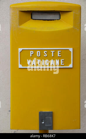 Une boîte aux lettres au bureau de poste du Vatican au Vatican à Rome, Italie.texte est traduit en anglais : poster du Vatican. Banque D'Images