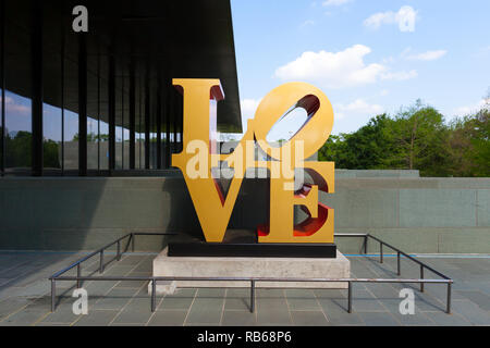 SAN ANTONIO, TX - 3 avril 2018 - Robert Indiana's célèbre LOVE sculpture à McNay Art Museum, le premier musée d'art moderne à l'État américain du Texas Banque D'Images