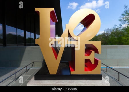 SAN ANTONIO, TX - 3 avril 2018 - Robert Indiana's célèbre LOVE sculpture à McNay Art Museum, le premier musée d'art moderne à l'État américain du Texas Banque D'Images